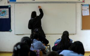 Diez profesores extranjeros imparten clases en colegios y liceos municipales