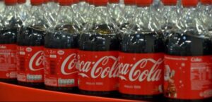 Coca-Cola se compromete a reutilizar el 100% de sus envases de plástico