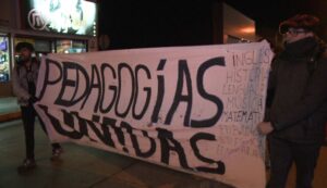 Más de un centenar de alumnos marcharon para impedir el cambio de la malla curricular
