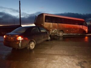 Micro quedó a pocos metros de caer al mar en Río Seco
