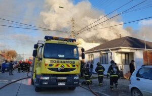 Un incendio destruyó por completo una vivienda interior y parte una principal en calle Mejicana
