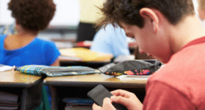 Teléfonos celulares en las aulas en la mira de las autoridades