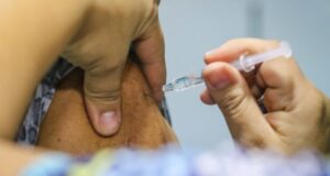 Denuncian que enfermera reutilizó jeringa durante vacunación contra influenza en colegio