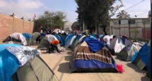 Venezolanos deberán acampar hasta el miércoles para ser atendidos en consulado chileno de Tacna