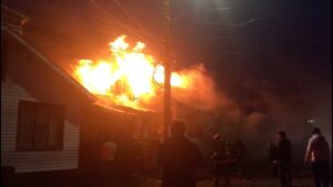 Cuatro damnificados dejó voraz incendio en la población Fitz Roy