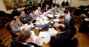 Gobierno se inclina por mantener propuesta de licitar el 4% de cotización extra