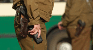 Padre de joven detenido a balazos tras atropellar a Carabineros reclama hostigamiento en contra de su hijo