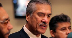 Diputado Meza y su esposa resultan gravemente lesionados luego que ascensor cayera 8 pisos