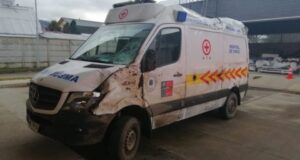Hombre en estado de ebriedad roba una ambulancia y la vuelca mientras huía de Carabineros
