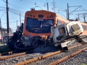 Dos personas mueren en grave accidente en Coronel: camión fue partido en dos en colisión con Biotrén