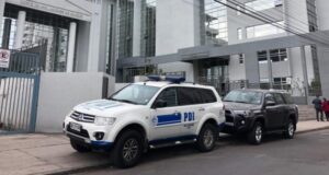 Desconocidos a bordo de vehículo disparan contra joven afuera de Tribunales en Iquique