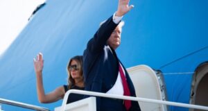 Trump visita ciudades donde ocurrieron matanzas bajo protestas que lo acusan de incitar la violencia