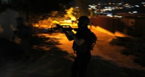 Un palestino muerto y tres soldados israelíes heridos dejan disparos en la Franja de Gaza