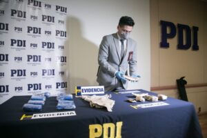 Dos extranjeros a la cárcel por ingresar cocaína por más de 80 millones de pesos