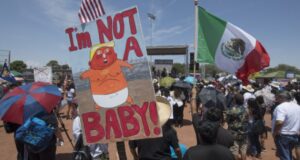 Trump visita ciudad fronteriza donde ocurrió masacre en medio de protestas