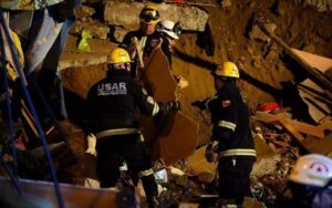 Encuentran a persona que estaba con presunta desgracia tras derrumbe en Valparaíso: cifra baja a 2