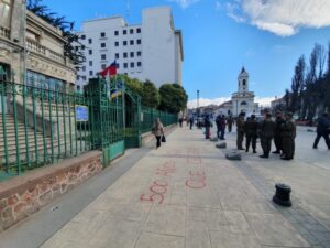 Joven mujer fue detenida tras rayar frente al palacio municipal de Punta Arenas