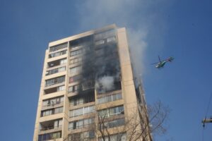 Incendio afectó a un edificio de Recoleta: atrapados por el humo fueron rescatados