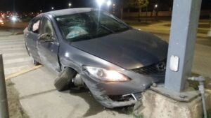 Formalizan a conductor ebrio que se estrelló contra bencinera tras colisionar con taxi