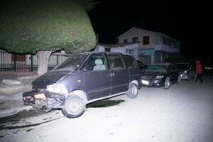 Conductor ebrio y sin licencia de conducir se estrelló contra tres vehículos estacionados