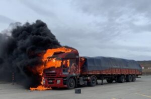 (VIDEO) Fuego destruyó camión por completo en el paso fronterizo San Sebastián