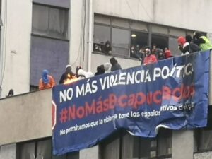 Caos en el Instituto Nacional en primer día con exigencia de mostrar cédula de identidad al ingreso