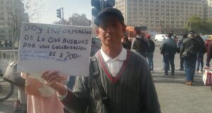 La historia del fotógrafo que responde lo que quieras por $200 en Santiago