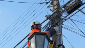 En Puerto Natales comenzó retiro de cables en desuso