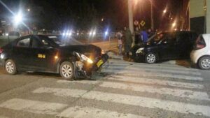 Fuerte colisión se registró en pleno centro de Punta Arenas en horas de la tarde