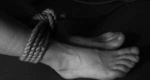 Madre e hija son golpeadas y amarradas en su casa por asaltantes que se llevaron millonario botín