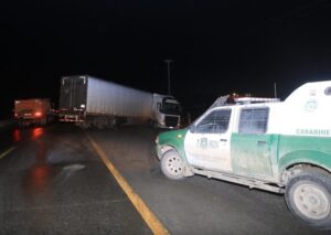 Escarcha y alcohol, mala mezcla: Camionero salvó ileso tras sufrir despiste en ruta