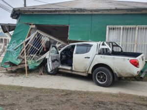 Conductor ebrio y sin licencia se estrelló arrasó con inmueble en el Cerro de la Cruz