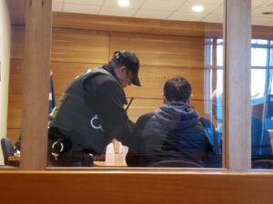 Conductor peruano fue detenido manejando ebrio tras chocar contra semáforo