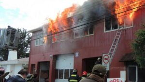 Fiscalía atribuye a falla eléctrica incendio que afectó Cuartel de Bomberos en Natales