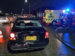 Tres personas lesionadas dejó una colisión entre motocicleta y taxi colectivo