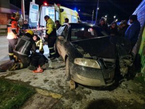 Conductor resultó lesionado tras estrellar su vehículo contra el muro de una vivienda