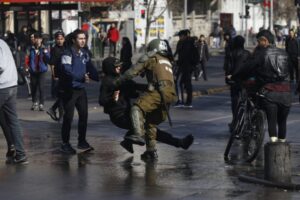Marcha antinmigrantes: incidentes entre partidarios y detractores motiva intervención de FFEE