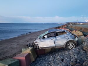 Conductora salvó de milagro tras volcar y quedar a pocos metros del Estrecho