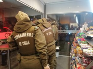 (VIDEO) Carabineros detuvo a encapuchado que intentó asaltar autoservicio con arma blanca