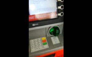 Preocupación por el perfecto camuflaje de un clonador de tarjetas instalado al interior de un banco