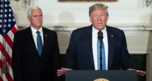 Trump condena el supremacismo blanco y apunta a los videojuegos por glorificar 
