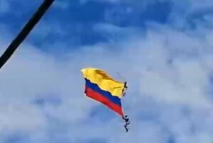 Tragedia en Colombia: soldados mueren tras caer desde gran altura en medio de demostración