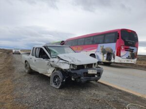 (VIDEO) Con lesiones leves resulta conductor de camioneta que colisionó con bus en la ruta