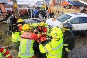 Fuerte colisión dejó a dos conductores lesionados: uno de ellos quedó atrapado