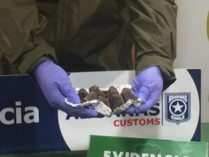 Carabineros y Aduanas detienen a sujeto que ingresaba chocolate de marihuana