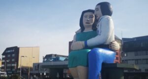 No se va: votantes eligen mantener la icónica estatua 