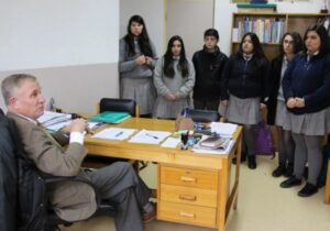 “Las familias desconfían del  sistema educacional público”