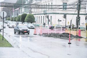 Conductores molestos por congestiones vehiculares a causa de trabajos viales