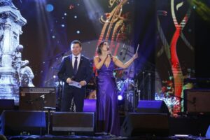 Impecable presentación de los animadores en la segunda noche del festival