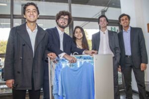 ¿Lavar la ropa con luz?: invento de chilenos elimina el uso del agua
